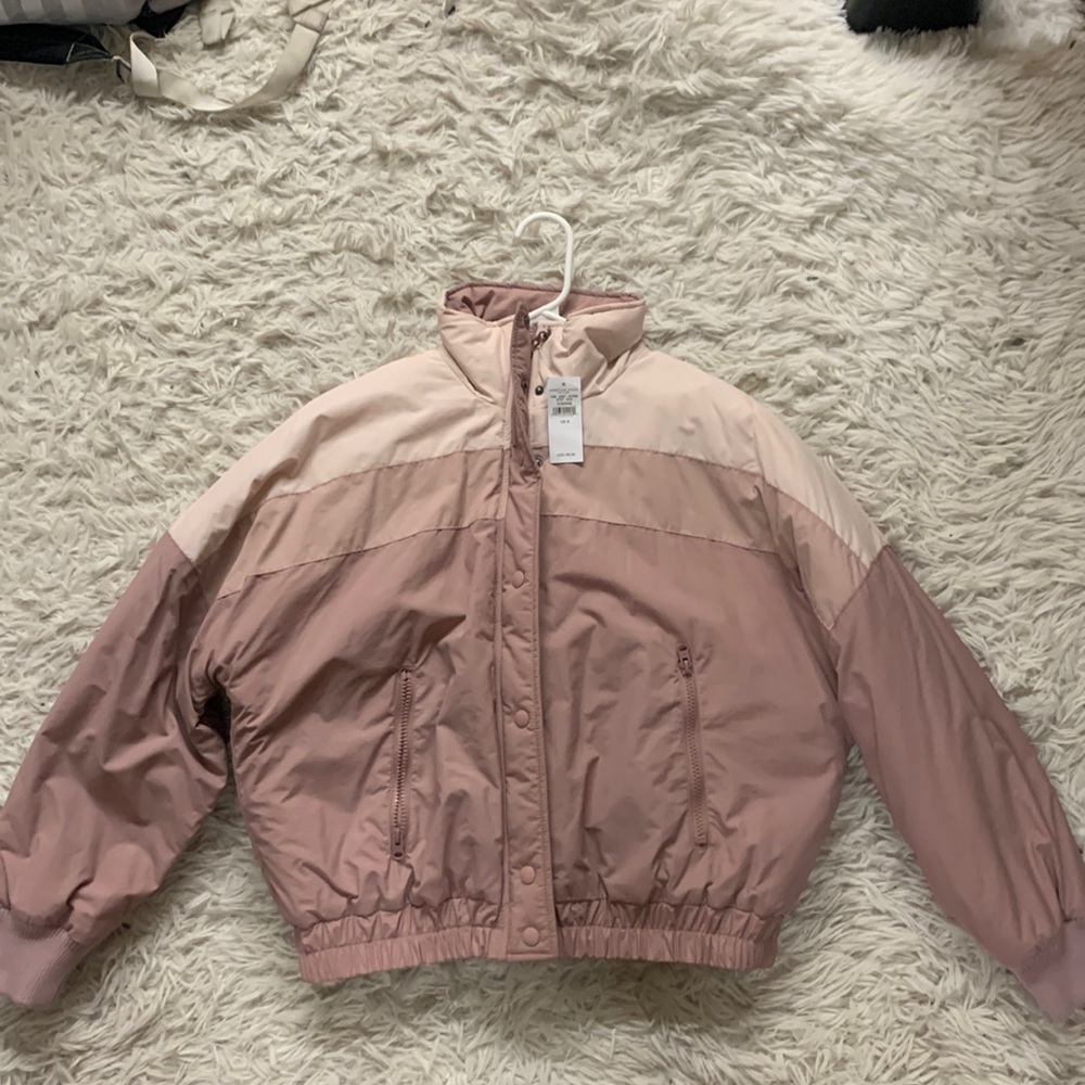 American eagle puffer coat. Never worn. Still has tags and in perfect condition.